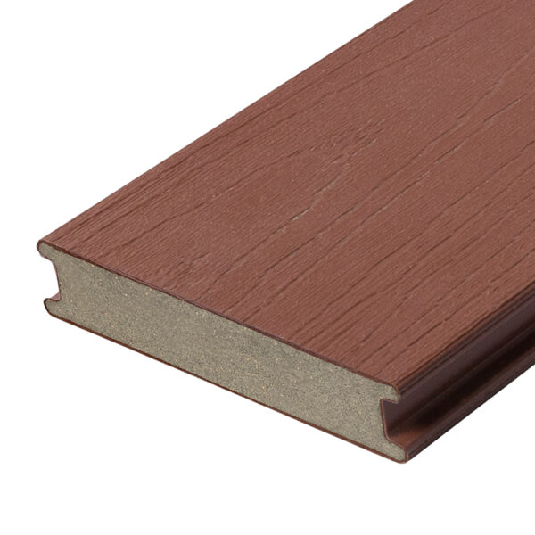 Corte transversal en primer plano de una tabla TruNorth Decking Accuspan en color Bordo.